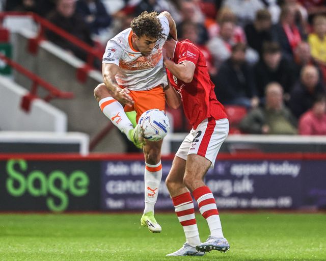 Dion Charles of Blackpool controls the ball under pressure from Arley Kay of Barnsley during the Sky Bet League One match Barnsley vs Blackpool at Oakwell, Barnsley, United Kingdom on 02 September 2026

(Photo by Alfie Cosgrove/News Images)