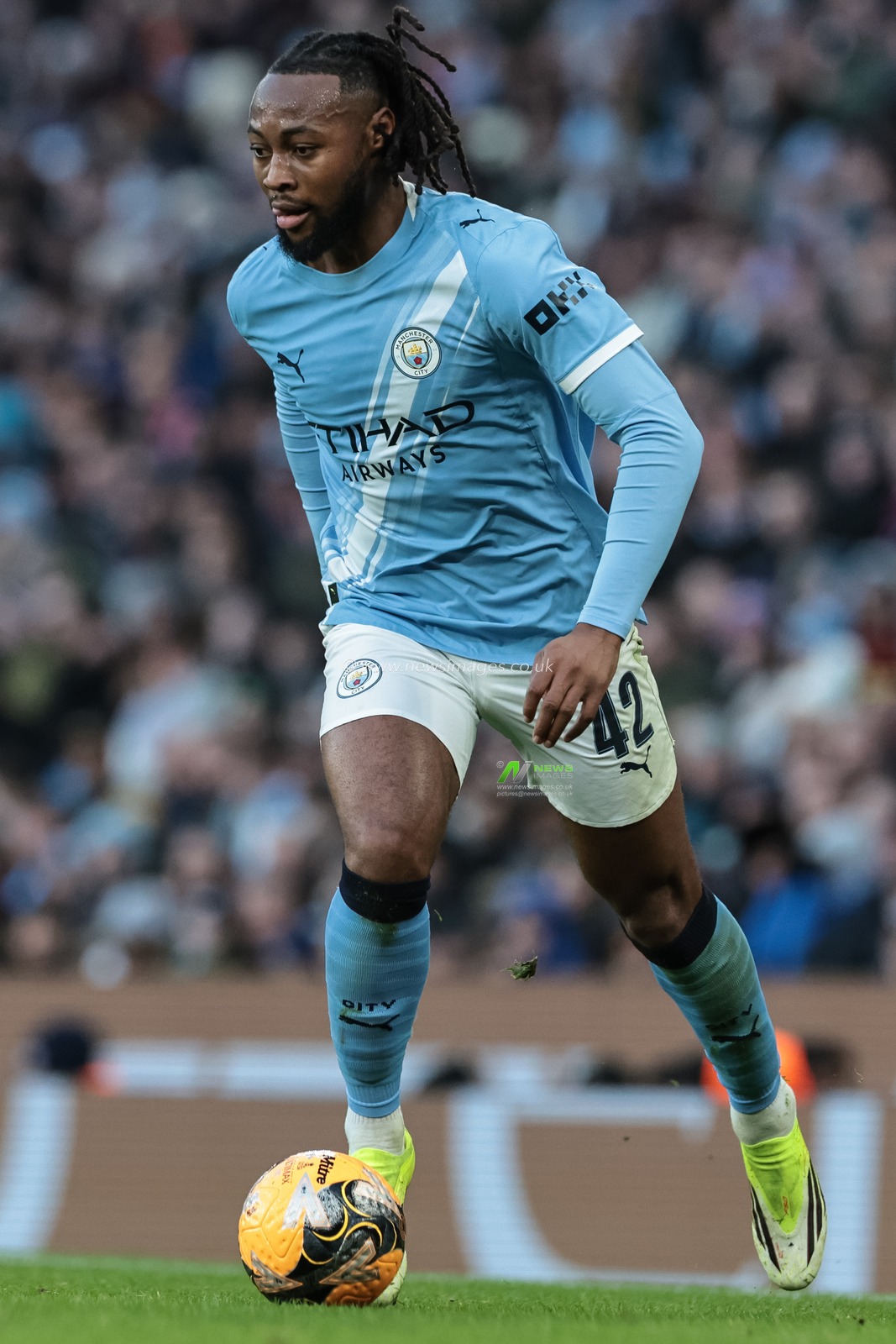 Antoine Semenyo of Manchester City breaks with the ball during the Emirates FA Cup Third Round match Manchester City vs Exeter City at Etihad Stadium, Manchester, United Kingdom, 10th January 2026

(Photo by Mark Cosgrove/News Images)