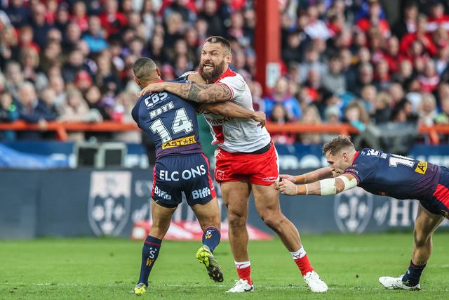 Jared Waerea-Hargreaves of Hull KR is tackled by Moses Mbye of St. Helens and Matty Lees of St. Helens during the Betfred Super League Semi Final 2 match Hull KR vs St Helens at Sewell Group Craven Park, Kingston upon Hull, United Kingdom, 3rd October 2025

(Photo by Alfie Cosgrove/News Images)