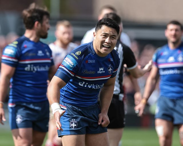 Mason Lino of Wakefield Trinity gives teams mates instructions during the Betfred Challenge Cup Quarter Final match Wakefield Trinity vs Wigan Warriors at DIY Kitchens Stadium, Wakefield, United Kingdom on 12 April 2026

(Photo by Mark Cosgrove/News Images)