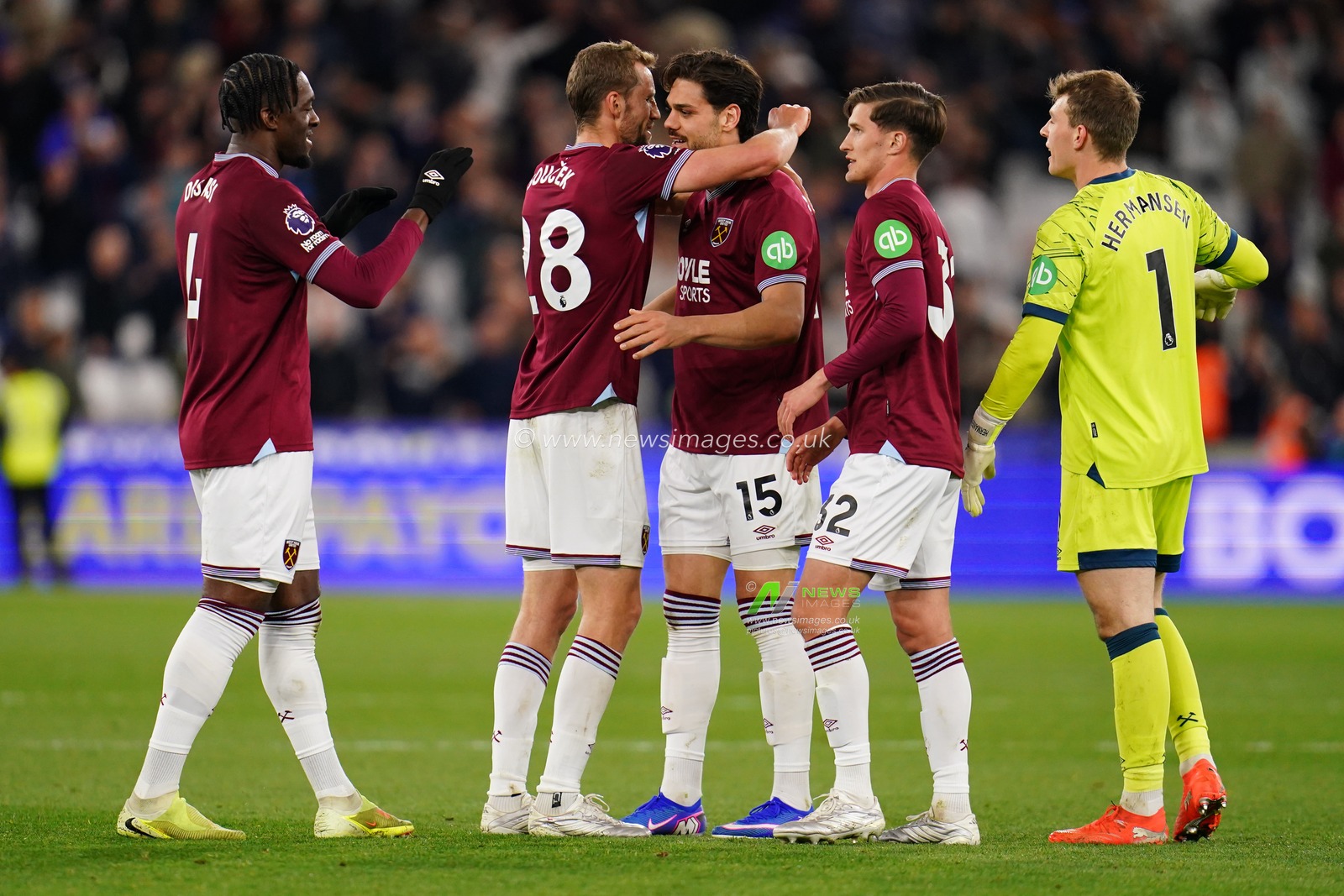 West Ham players celebrate win during the Premier League match West Ham United vs Wolverhampton Wanderers at London Stadium, London, United Kingdom on 10 April 2026

(Photo by Harvey Murphy/News Images)