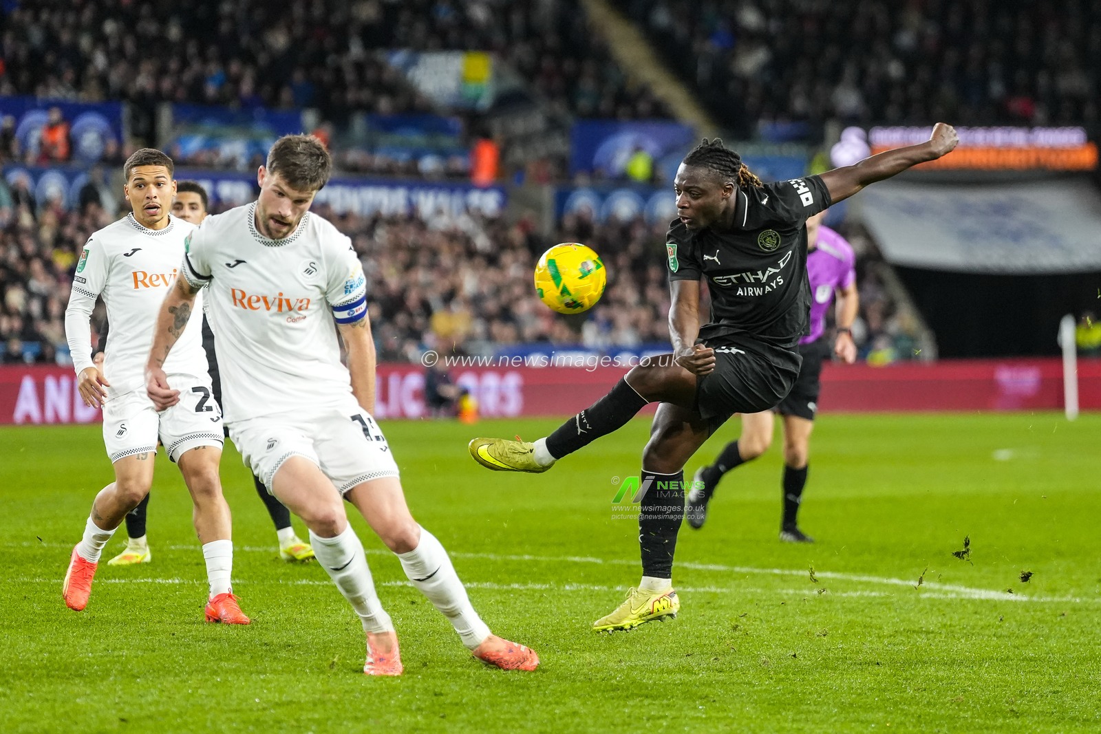 Jérémy Doku of Manchester City shot is blocked by Cameron Burgess of Swansea City during the Carabao Cup Last 16 Swansea City vs Manchester City at Swansea.com Stadium, Swansea, United Kingdom, 29th October 2025

(Photo by Andrew Lewis/News Images)

*** GER AUT SUI OUT ***