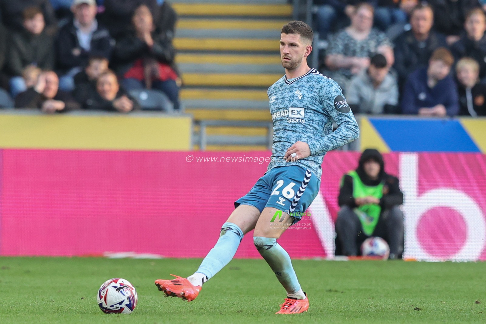 Chris Mepham of Sunderland passes the ball during the Sky Bet Championship match Hull City vs Sunderland at MKM Stadium, Hull, United Kingdom, 20th October 2024

(Photo by Alfie Cosgrove/News Images)