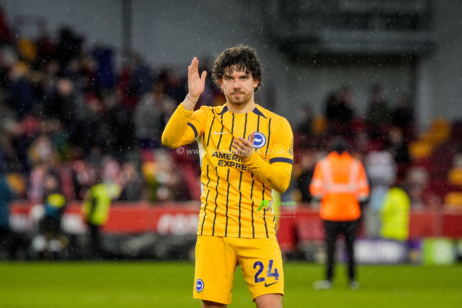 Ferdi Kadıoglu of Brighton & Hove Albion applauds the fans after the final whistle  during the Premier League match Brentford vs Brighton & Hove Albion at GTECH Community Stadium, London, United Kingdom on 21 February 2026

(Photo by Maynard Manyowa/News Images)
