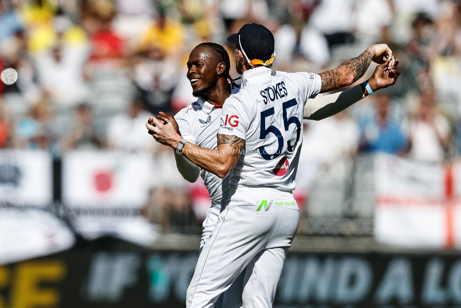 Jofra Archer of England celebrates blowing out Marnus Labuschagne of Australia with England captain Ben Stokes during the NRMA Insurance Ashes First Test Day 1 Series Australia vs England at Optus Stadium, Perth, Australia, 20th November 2025

(Photo by Santanu Banik/News Images)

*** GER AUT SUI OUT ***