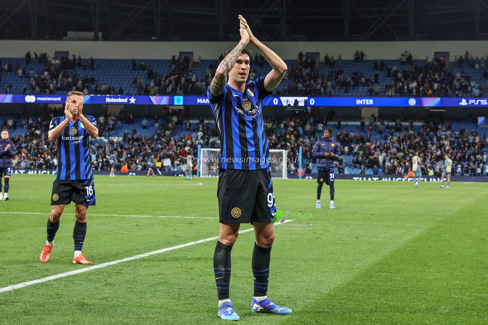 Mehdi Tarem of Inter Milan applauds the away fans after the game during the UEFA Champions League league stage match Manchester City vs Inter Milan at Etihad Stadium, Manchester, United Kingdom, 18th September 2024

(Photo by Mark Cosgrove/News Images)