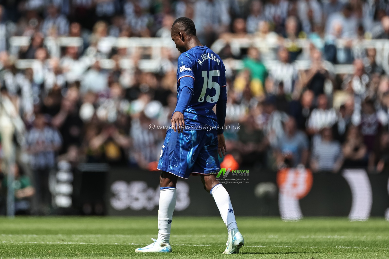 Nicolas Jackson of Chelsea leaves the field of play after receiving a red card during the Premier League match Newcastle United vs Chelsea at St. James's Park, Newcastle, United Kingdom, 11th May 2025

(Photo by Mark Cosgrove/News Images)