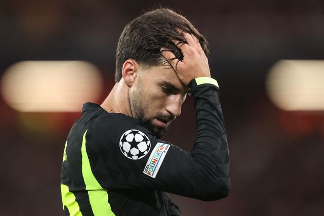 Alex Baena of Atlético Madrid wipes his head during the UEFA Champions League Matchday 1 of 8 match Liverpool vs Atletico Madrid at Anfield, Liverpool, United Kingdom on 09 September 2026

(Photo by Alfie Cosgrove/News Images)