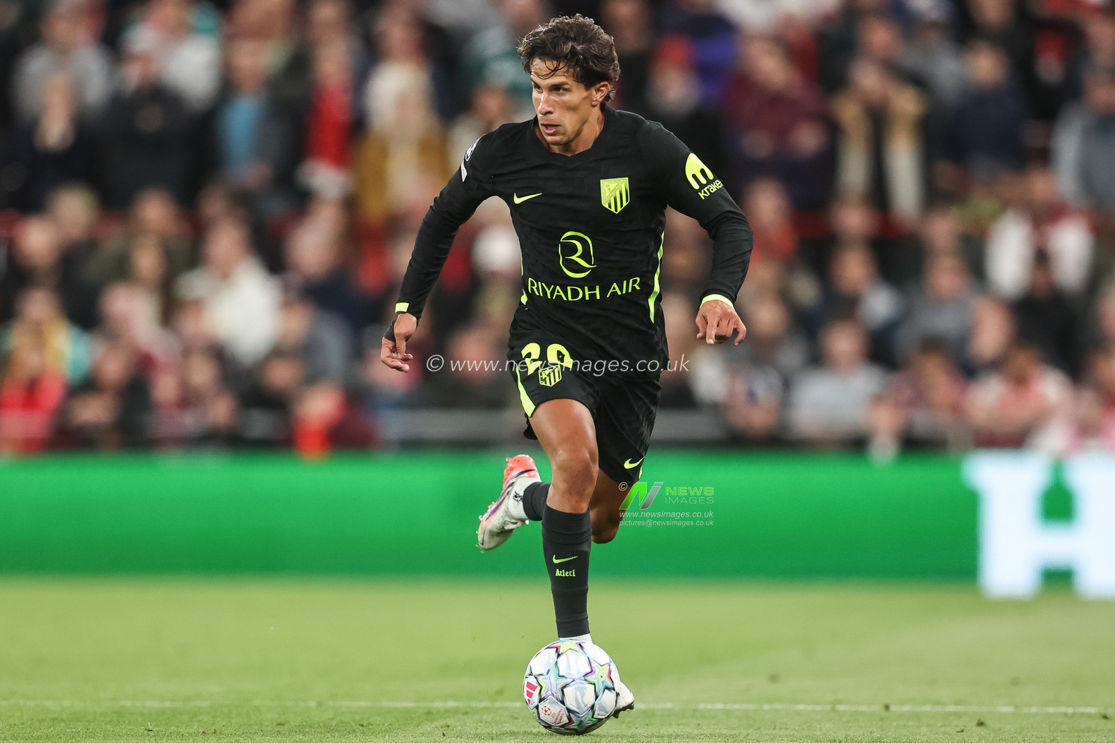 Giuliano Simeone of Atlético Madrid breaks with the ball during the UEFA Champions League Matchday 1 of 8 match Liverpool vs Atletico Madrid at Anfield, Liverpool, United Kingdom on 09 September 2026

(Photo by Alfie Cosgrove/News Images)