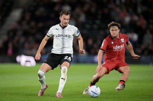 Ryan Hedges of Derby County passes the ball  under pressure from Callum Styles of West Bromwich Albion during the Sky Bet Championship match Derby County vs West Bromwich Albion at Pride Park Stadium, Derby, United Kingdom on 09 September 2026

(Photo by Maynard Manyowa/News Images)