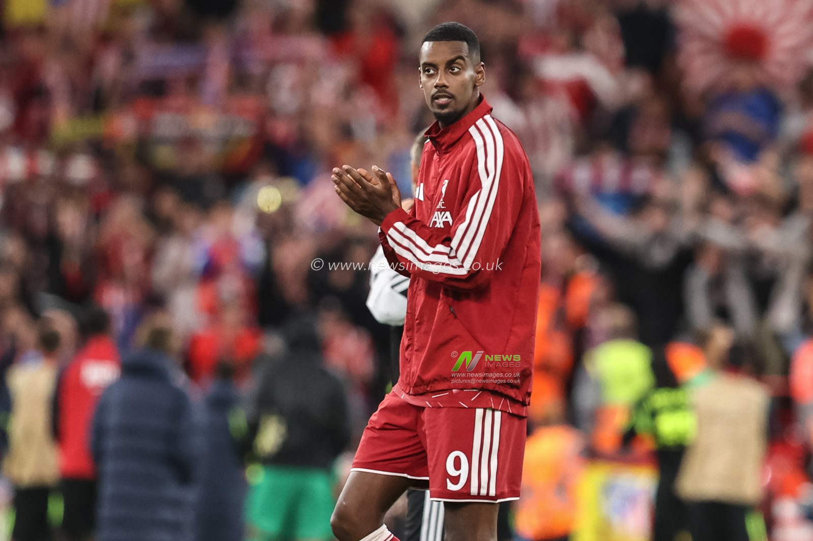 Alexander Isak of Liverpool applauds the fans during the UEFA Champions League Matchday 1 of 8 match Liverpool vs Atletico Madrid at Anfield, Liverpool, United Kingdom on 09 September 2026

(Photo by Alfie Cosgrove/News Images)