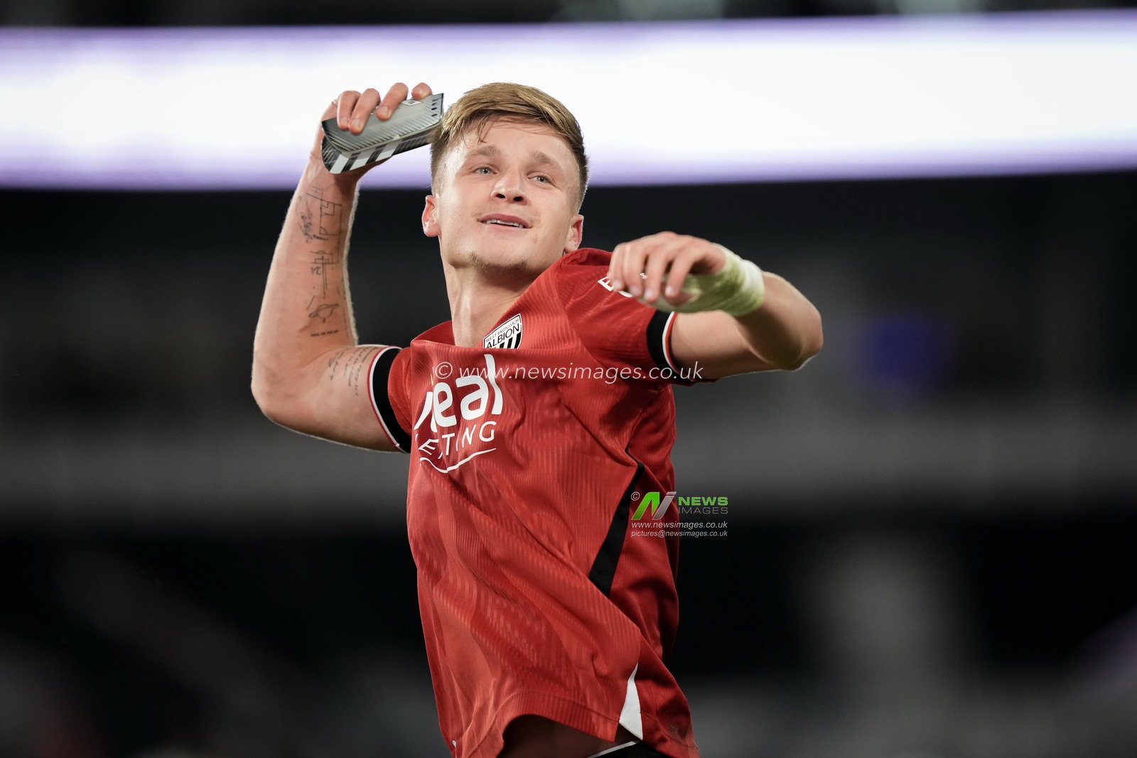 Jimmy Jay-Morgan of West Bromwich Albion applauds the fans after the final whistle  during the Sky Bet Championship match Derby County vs West Bromwich Albion at Pride Park Stadium, Derby, United Kingdom on 09 September 2026

(Photo by Maynard Manyowa/News Images)