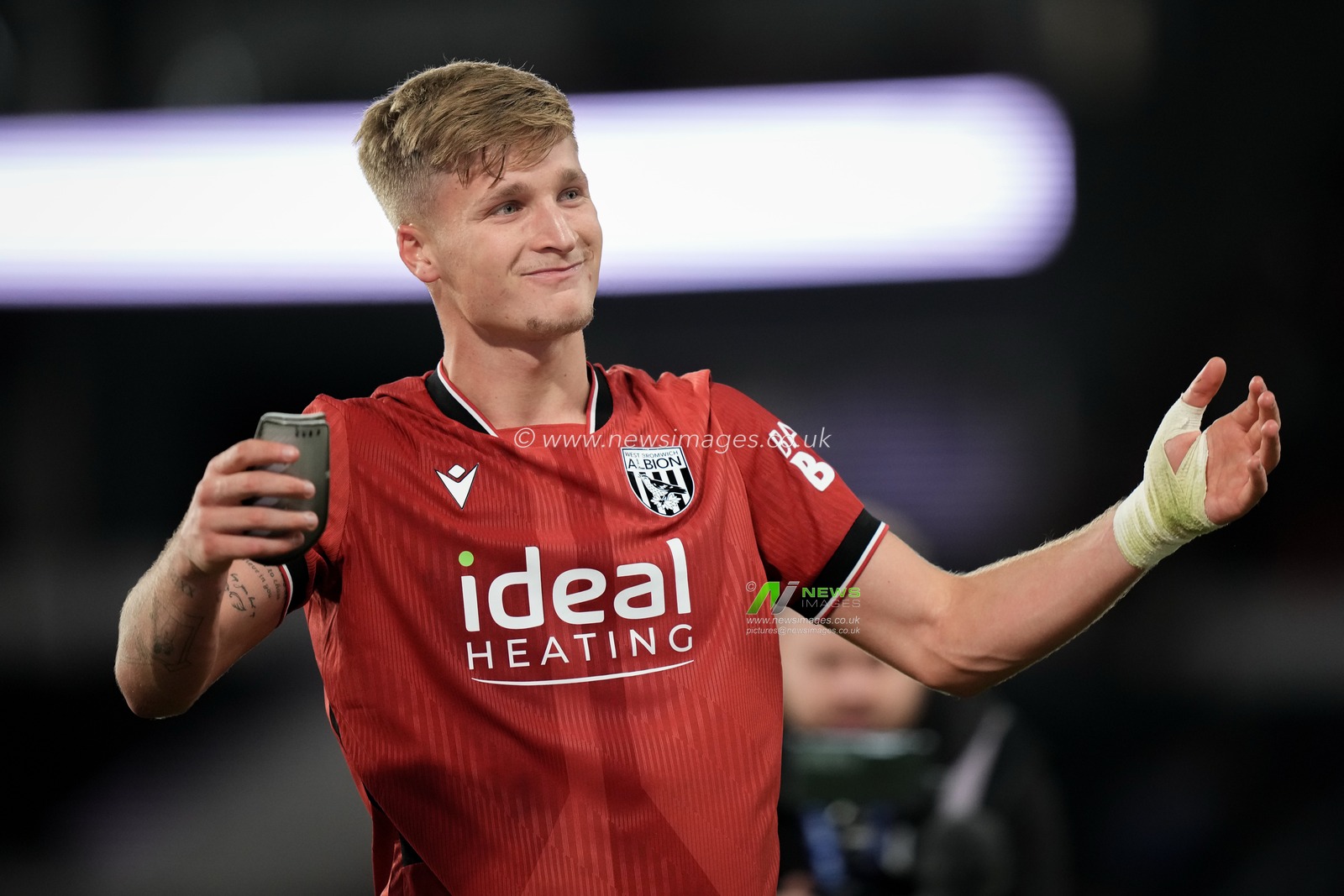 Jimmy Jay-Morgan of West Bromwich Albion applauds the fans after the final whistle  during the Sky Bet Championship match Derby County vs West Bromwich Albion at Pride Park Stadium, Derby, United Kingdom on 09 September 2026

(Photo by Maynard Manyowa/News Images)