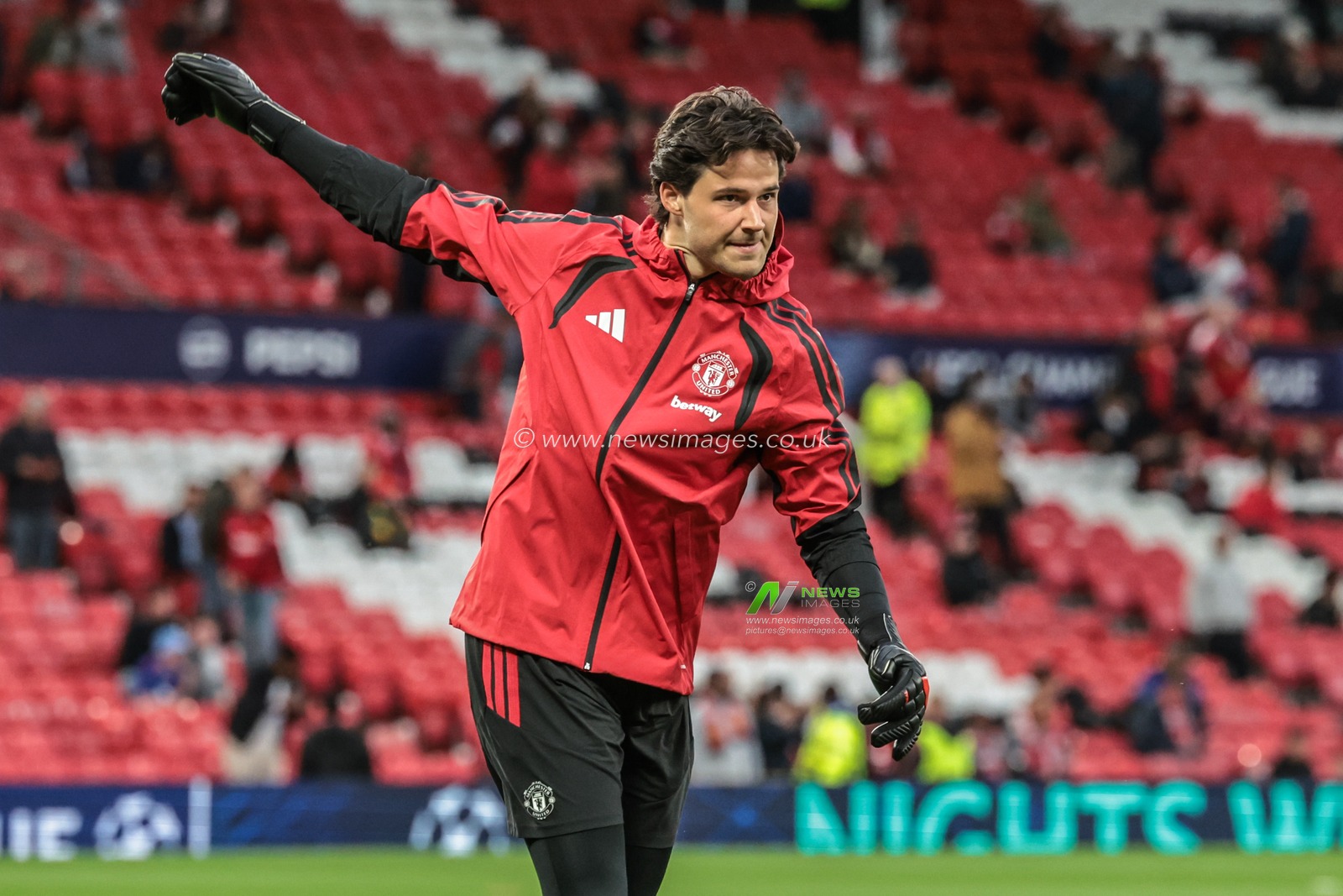 Manchester United goalkeeper Senne Lammens in the pregame warmup session during the UEFA Champions League Matchday 1 of 8 match Manchester United vs Sabah FK at Old Trafford, Manchester, United Kingdom on 10 September 2026

(Photo by Mark Cosgrove/News Images)