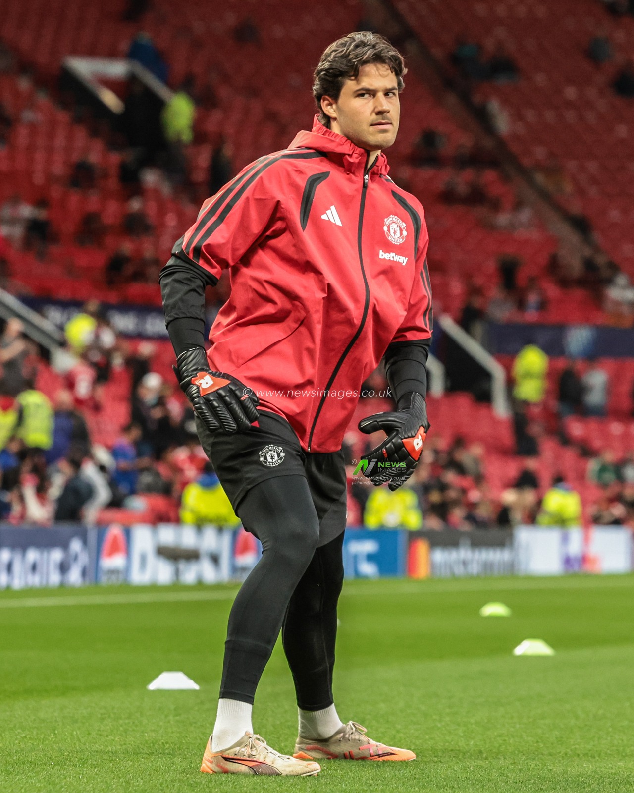 Manchester United goalkeeper Senne Lammens in the pregame warmup session during the UEFA Champions League Matchday 1 of 8 match Manchester United vs Sabah FK at Old Trafford, Manchester, United Kingdom on 10 September 2026

(Photo by Mark Cosgrove/News Images)