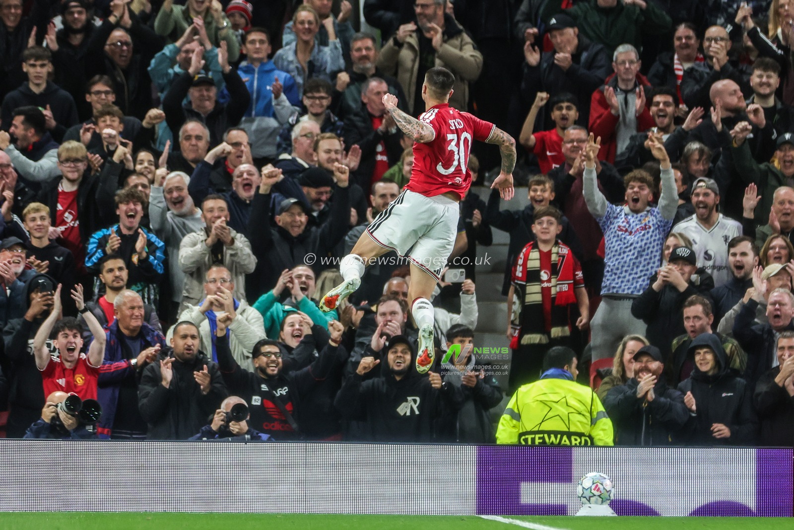 Benjamin Sesko of Manchester United celebrates his goal to make it 3-0 during the UEFA Champions League Matchday 1 of 8 match Manchester United vs Sabah FK at Old Trafford, Manchester, United Kingdom on 10 September 2026

(Photo by Mark Cosgrove/News Images)