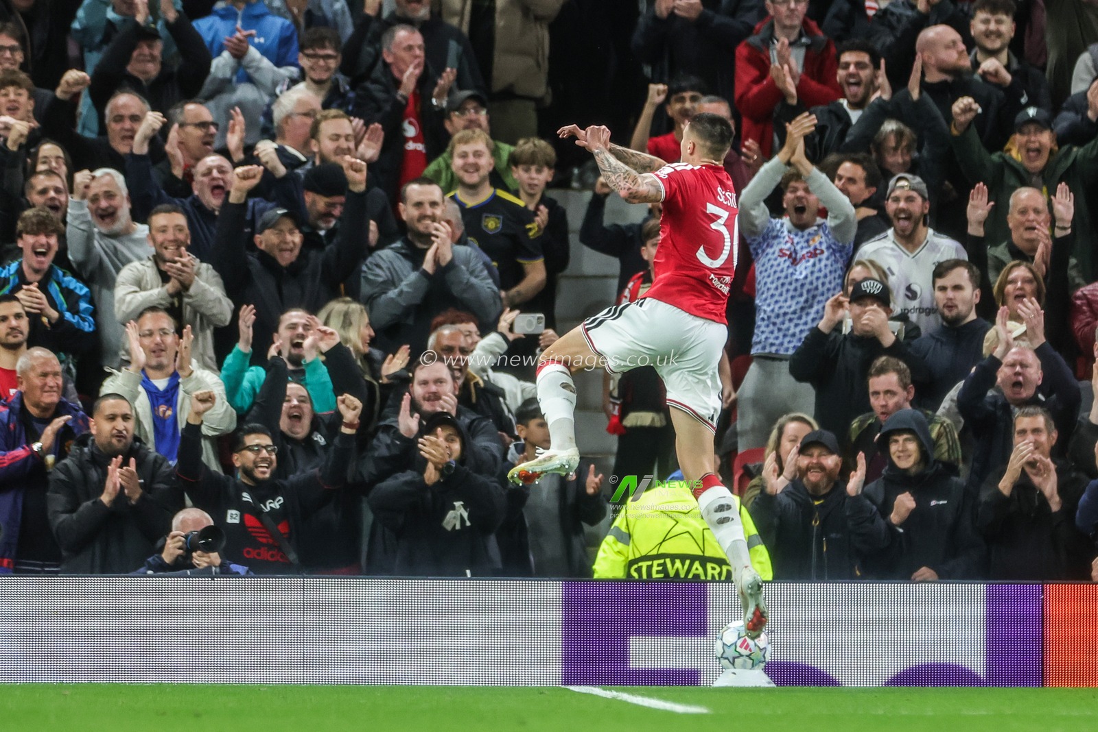 Benjamin Sesko of Manchester United celebrates his goal to make it 3-0 during the UEFA Champions League Matchday 1 of 8 match Manchester United vs Sabah FK at Old Trafford, Manchester, United Kingdom on 10 September 2026

(Photo by Mark Cosgrove/News Images)