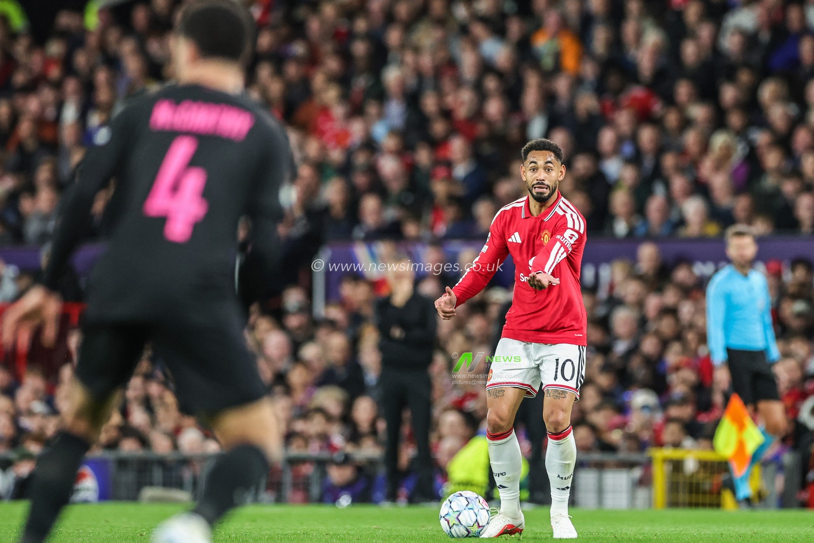 Matheus Cunha of Manchester United gives his team instructions during the UEFA Champions League Matchday 1 of 8 match Manchester United vs Sabah FK at Old Trafford, Manchester, United Kingdom on 10 September 2026

(Photo by Mark Cosgrove/News Images)