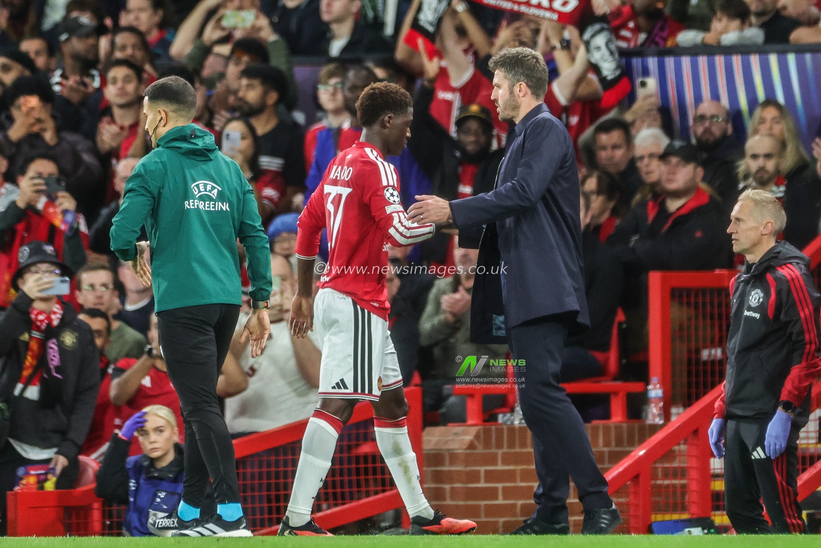 Kobbie Mainoo of Manchester United shakes hands with Michael Carrick manager of Manchester United as he is substituted off during the UEFA Champions League Matchday 1 of 8 match Manchester United vs Sabah FK at Old Trafford, Manchester, United Kingdom on 10 September 2026

(Photo by Mark Cosgrove/News Images)