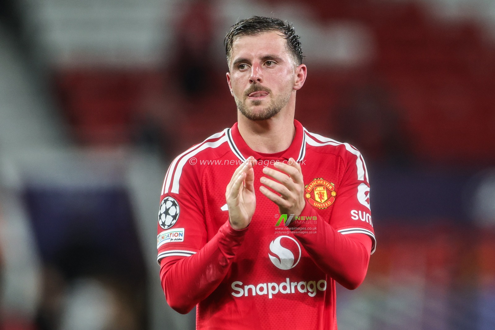 Mason Mount of Manchester United applauds the fans after the game during the UEFA Champions League Matchday 1 of 8 match Manchester United vs Sabah FK at Old Trafford, Manchester, United Kingdom on 10 September 2026

(Photo by Mark Cosgrove/News Images)