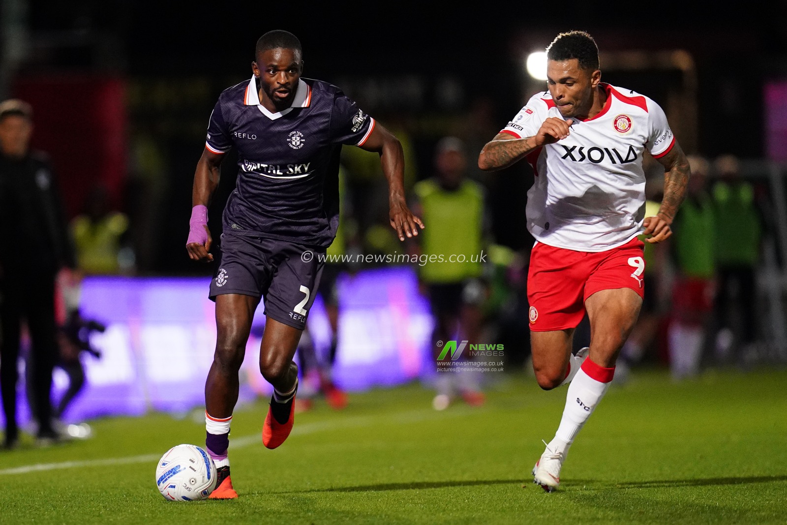 Hakeem Odoffin of Luton Town with the ball under pressure from Josh Magennis of Stevenage during the Sky Bet League One match Stevenage vs Luton Town at Lamex Stadium, Stevenage, United Kingdom on 10 September 2026

(Photo by Harvey Murphy/News Images)