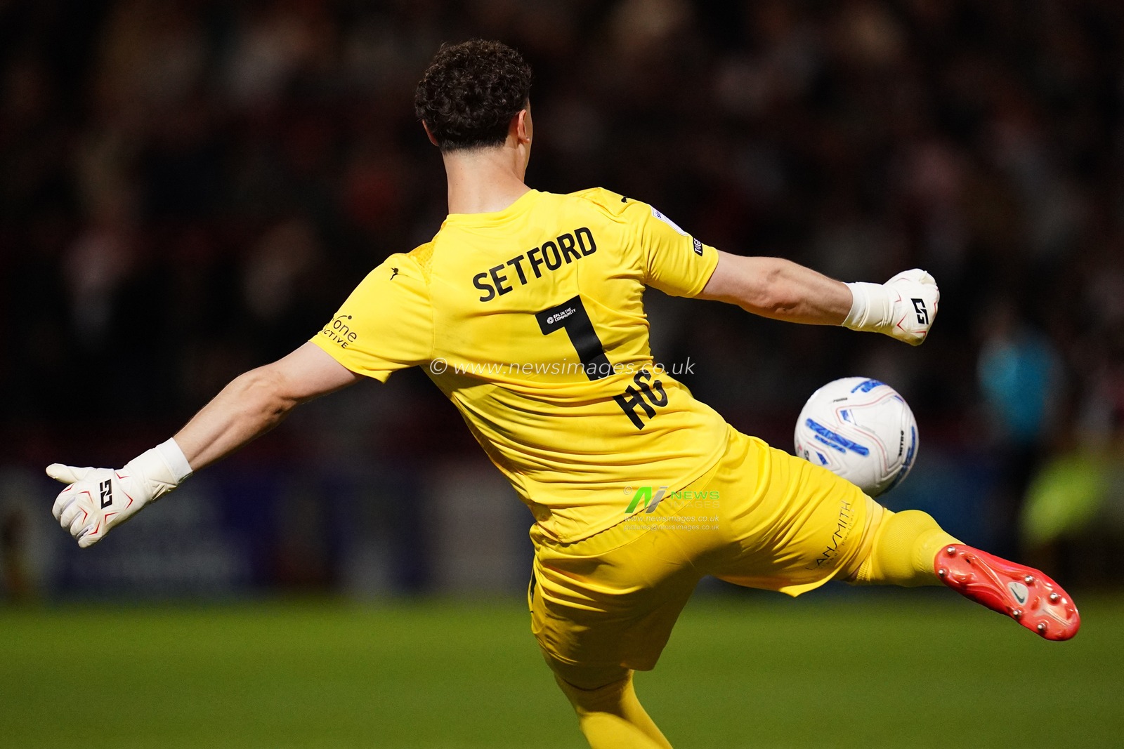 Stevenage goalkeeper Tommy Setford during the Sky Bet League One match Stevenage vs Luton Town at Lamex Stadium, Stevenage, United Kingdom on 10 September 2026

(Photo by Harvey Murphy/News Images)