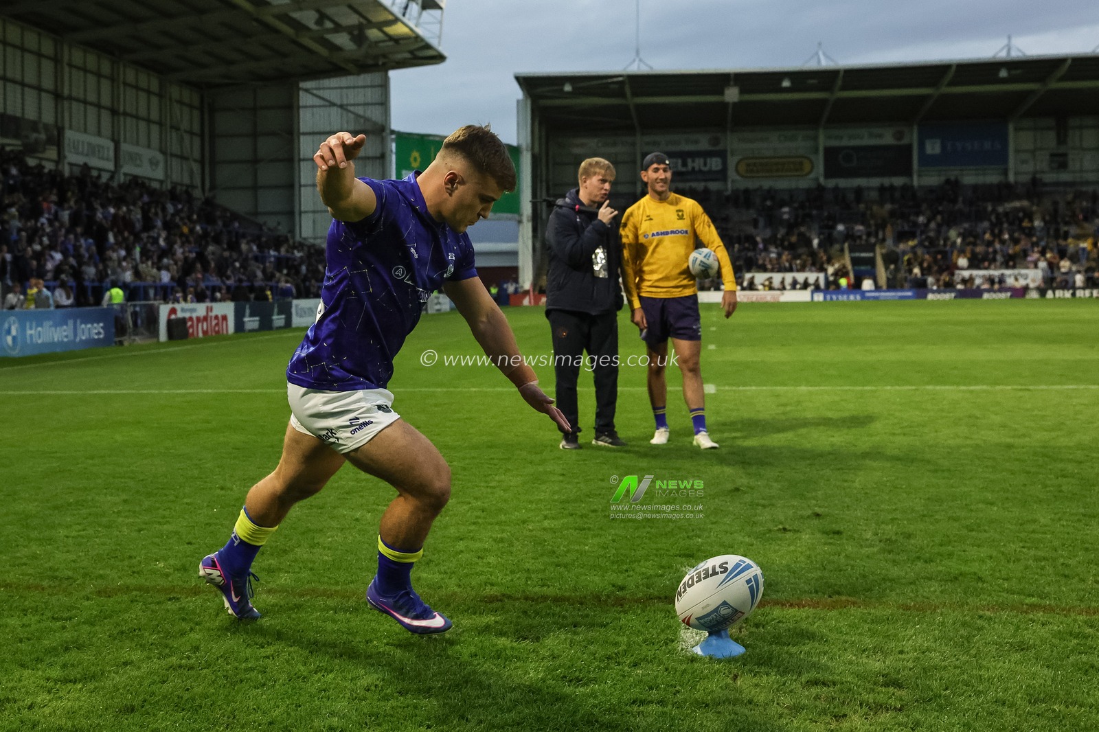Leon Hayes of Warrington Wolves in the pre-game warm up during the Betfred Super League round 27 match Warrington Wolves vs Toulouse Olympique at The Halliwell Jones Stadium, Warrington, United Kingdom on 11 September 2026

(Photo by Mark Cosgrove/News Images)