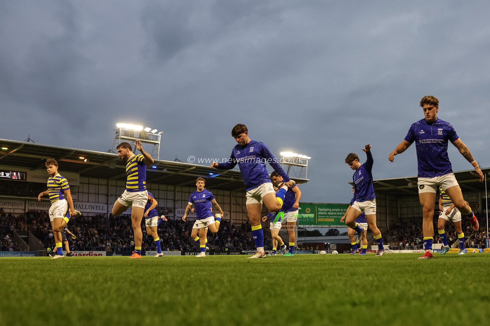 Warrington players in the pre-game warm up during the Betfred Super League round 27 match Warrington Wolves vs Toulouse Olympique at The Halliwell Jones Stadium, Warrington, United Kingdom on 11 September 2026

(Photo by Mark Cosgrove/News Images)