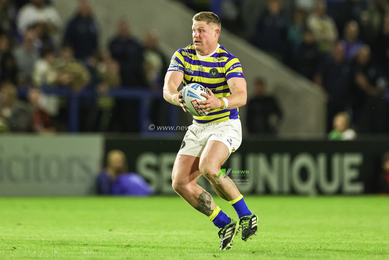Luke Yates of Warrington Wolves breaks with the ball during the Betfred Super League round 27 match Warrington Wolves vs Toulouse Olympique at The Halliwell Jones Stadium, Warrington, United Kingdom on 11 September 2026

(Photo by Mark Cosgrove/News Images)