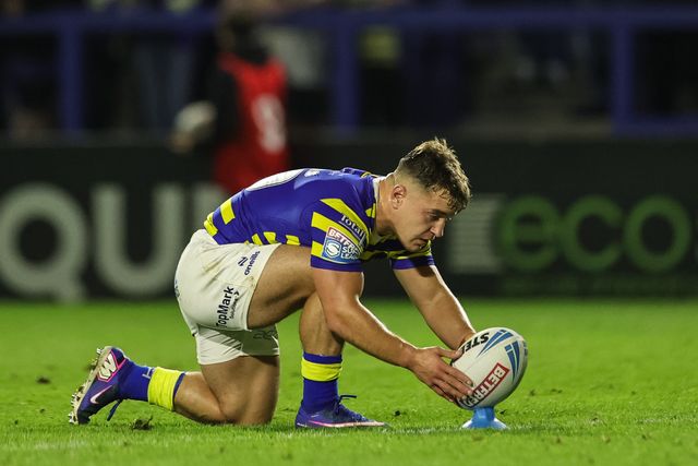Leon Hayes of Warrington Wolves lines up the ball for a goal kick during the Betfred Super League round 27 match Warrington Wolves vs Toulouse Olympique at The Halliwell Jones Stadium, Warrington, United Kingdom on 11 September 2026

(Photo by Mark Cosgrove/News Images)