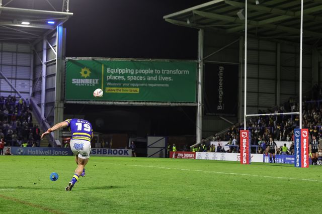 Leon Hayes of Warrington Wolves converts for a goal during the Betfred Super League round 27 match Warrington Wolves vs Toulouse Olympique at The Halliwell Jones Stadium, Warrington, United Kingdom on 11 September 2026

(Photo by Mark Cosgrove/News Images)