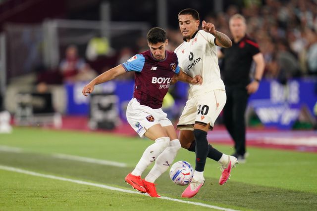 Manor Solomon of West Ham United and Danny Imray of Wrexham battle during the Sky Bet Championship match West Ham United vs Wrexham at London Stadium, London, United Kingdom on 11 September 2026

(Photo by Harvey Murphy/News Images)