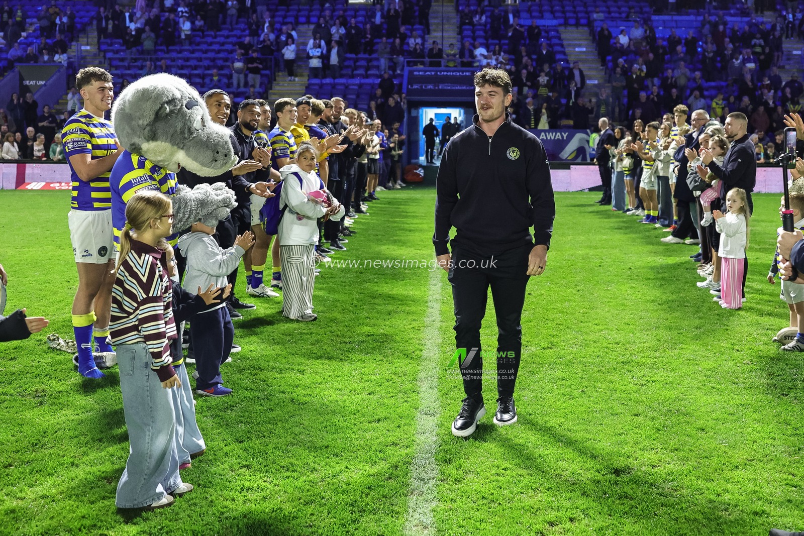 Jordy Crowther of Warrington Wolves walks out to a guard of honour during the Betfred Super League round 27 match Warrington Wolves vs Toulouse Olympique at The Halliwell Jones Stadium, Warrington, United Kingdom on 11 September 2026

(Photo by Mark Cosgrove/News Images)