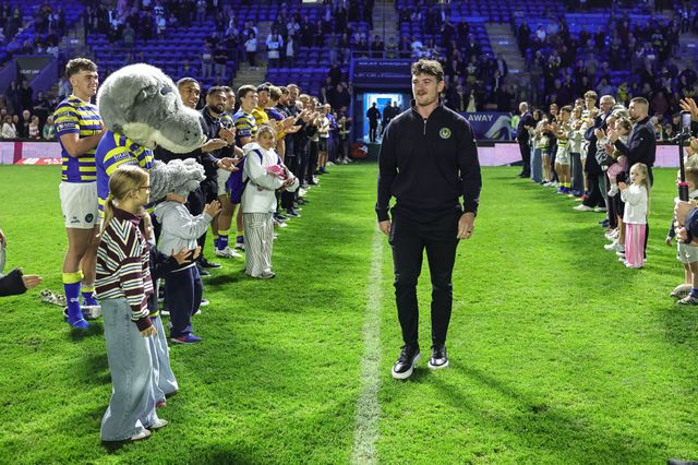 Jordy Crowther of Warrington Wolves walks out to a guard of honour during the Betfred Super League round 27 match Warrington Wolves vs Toulouse Olympique at The Halliwell Jones Stadium, Warrington, United Kingdom on 11 September 2026

(Photo by Mark Cosgrove/News Images)