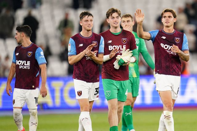 West Ham players applaud home support at full time during the Sky Bet Championship match West Ham United vs Wrexham at London Stadium, London, United Kingdom on 11 September 2026

(Photo by Harvey Murphy/News Images)
