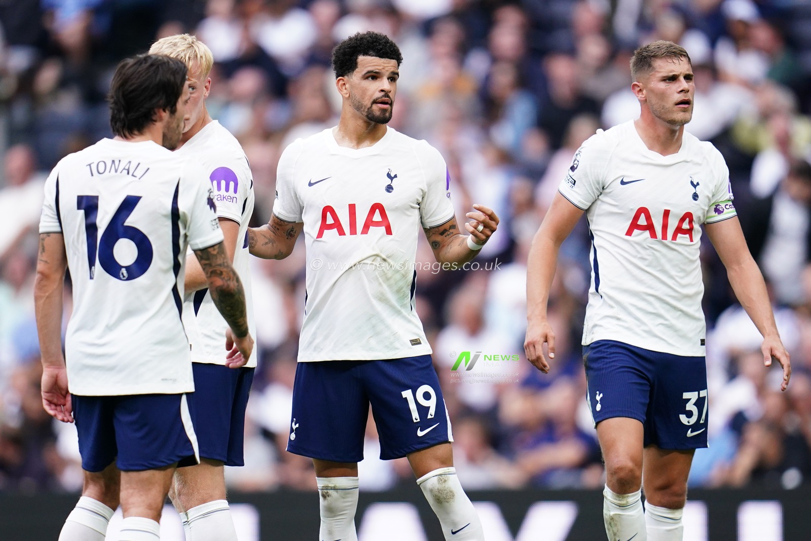 Tottenham Hotspur players prepare to defend free kick during the Premier League match Tottenham Hotspur vs Everton at Tottenham Hotspur Stadium, London, United Kingdom on 12 September 2026

(Photo by Harvey Murphy/News Images)