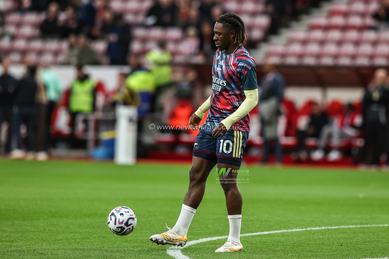 Eberechi Eze of Arsenal in the pregame warmup session during the Premier League match Sunderland vs Arsenal at Stadium Of Light, Sunderland, United Kingdom on 12 September 2026

(Photo by Alfie Cosgrove/News Images)