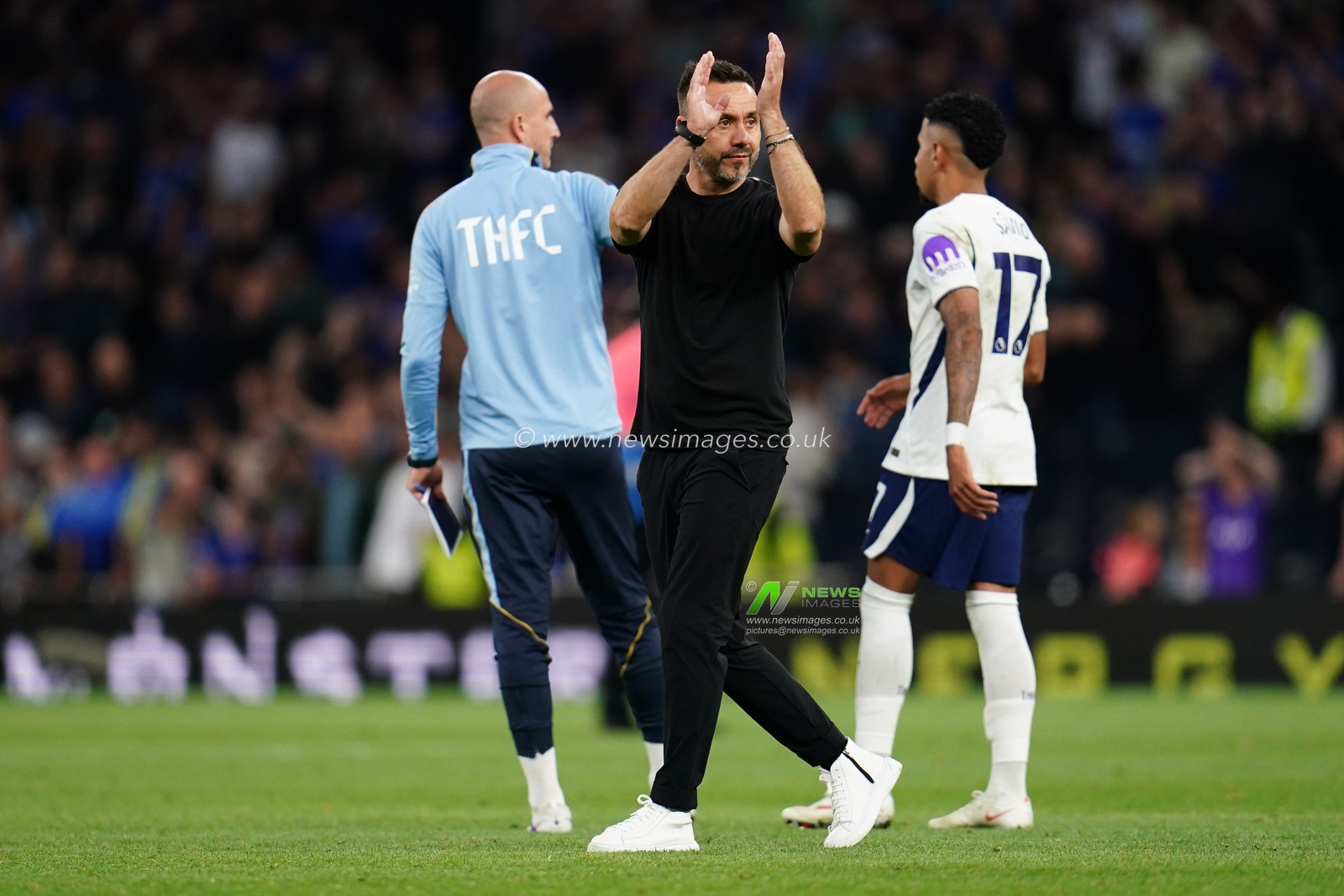 Roberto De Zerbi manager of Tottenham Hotspur applauds home support at full time during the Premier League match Tottenham Hotspur vs Everton at Tottenham Hotspur Stadium, London, United Kingdom on 12 September 2026

(Photo by Harvey Murphy/News Images)
