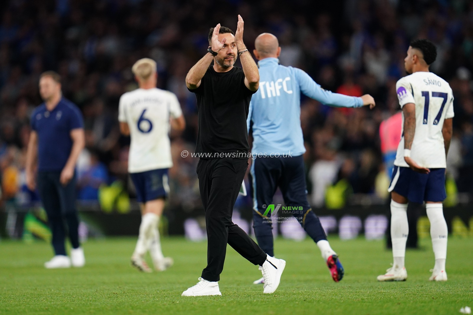 Roberto De Zerbi manager of Tottenham Hotspur applauds home support at full time during the Premier League match Tottenham Hotspur vs Everton at Tottenham Hotspur Stadium, London, United Kingdom on 12 September 2026

(Photo by Harvey Murphy/News Images)
