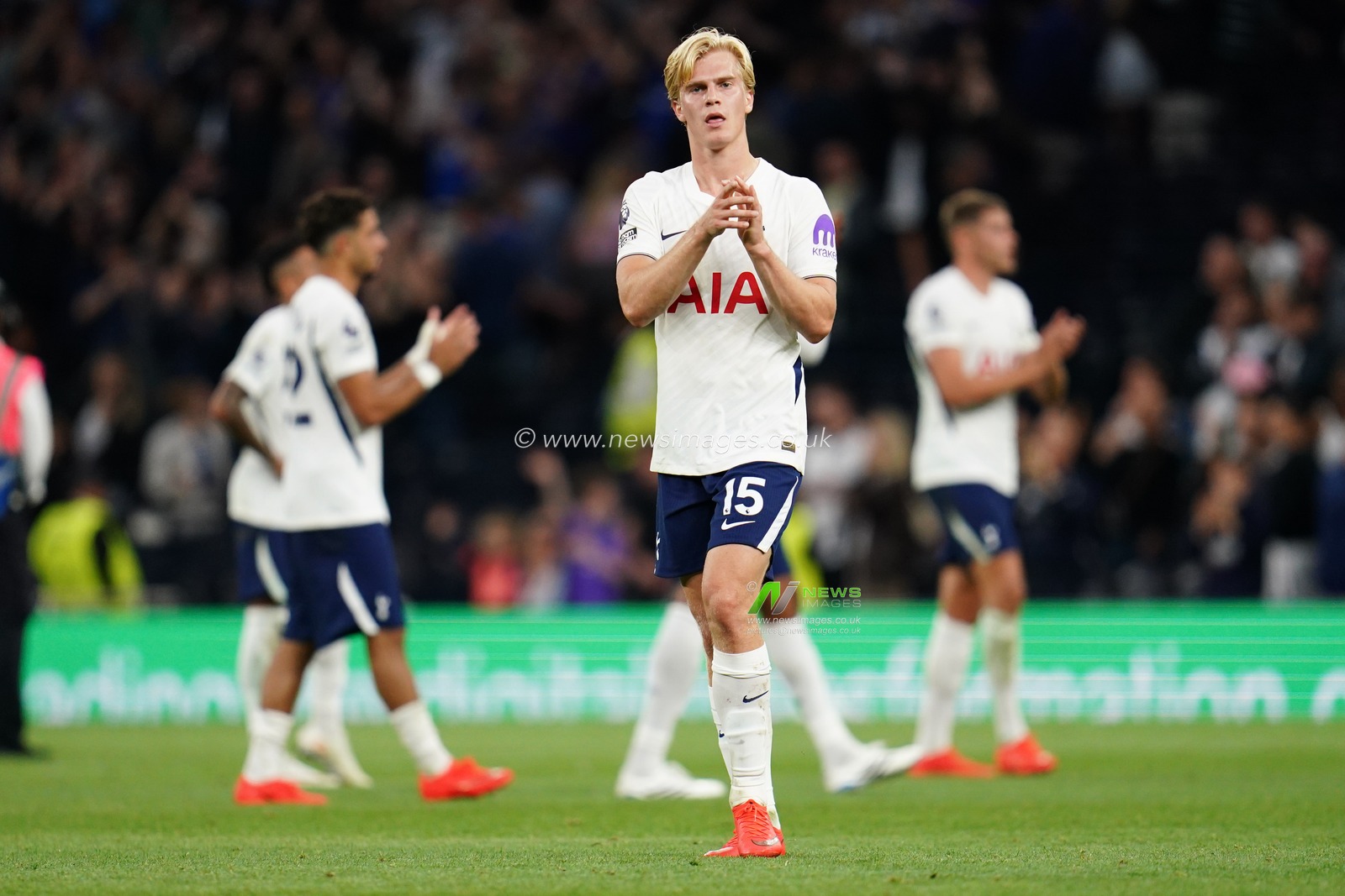 Lucas Bergvall of Tottenham Hotspur at full time during the Premier League match Tottenham Hotspur vs Everton at Tottenham Hotspur Stadium, London, United Kingdom on 12 September 2026

(Photo by Harvey Murphy/News Images)