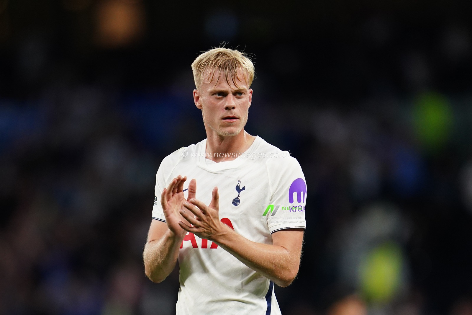 Jan Paul van Hecke of Tottenham Hotspur applauds home support at full time during the Premier League match Tottenham Hotspur vs Everton at Tottenham Hotspur Stadium, London, United Kingdom on 12 September 2026

(Photo by Harvey Murphy/News Images)