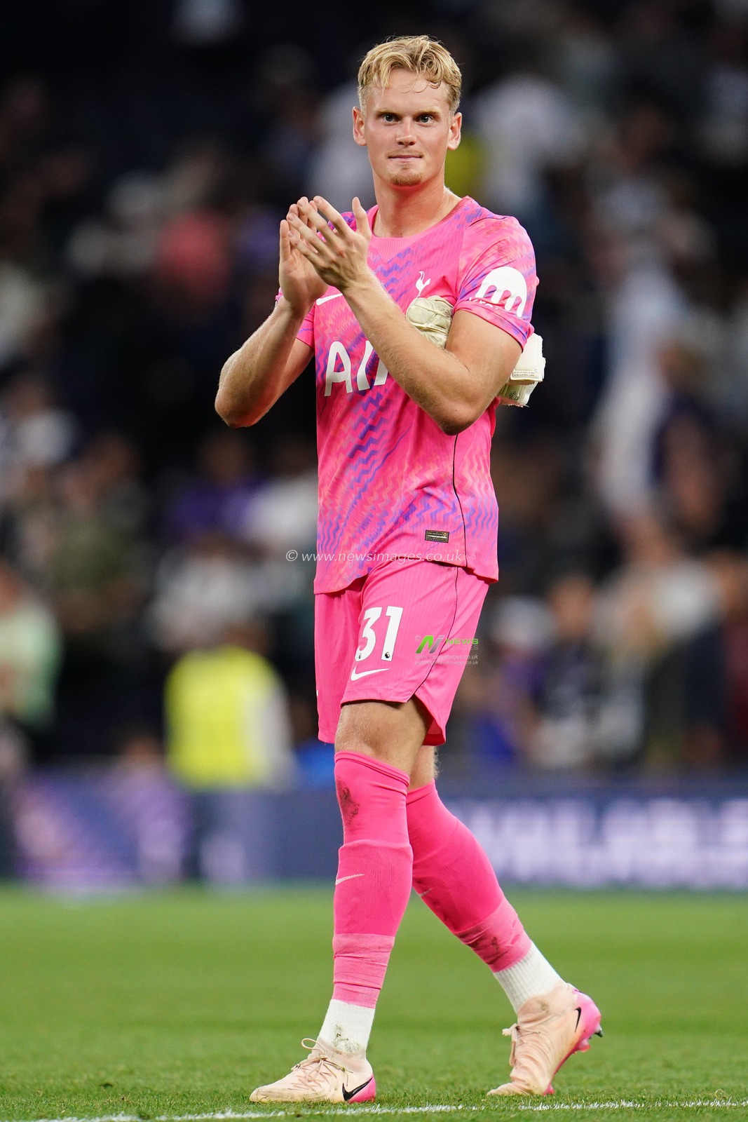 Tottenham Hotspur goalkeeper Antonin Kinsky at full time during the Premier League match Tottenham Hotspur vs Everton at Tottenham Hotspur Stadium, London, United Kingdom on 12 September 2026

(Photo by Harvey Murphy/News Images)