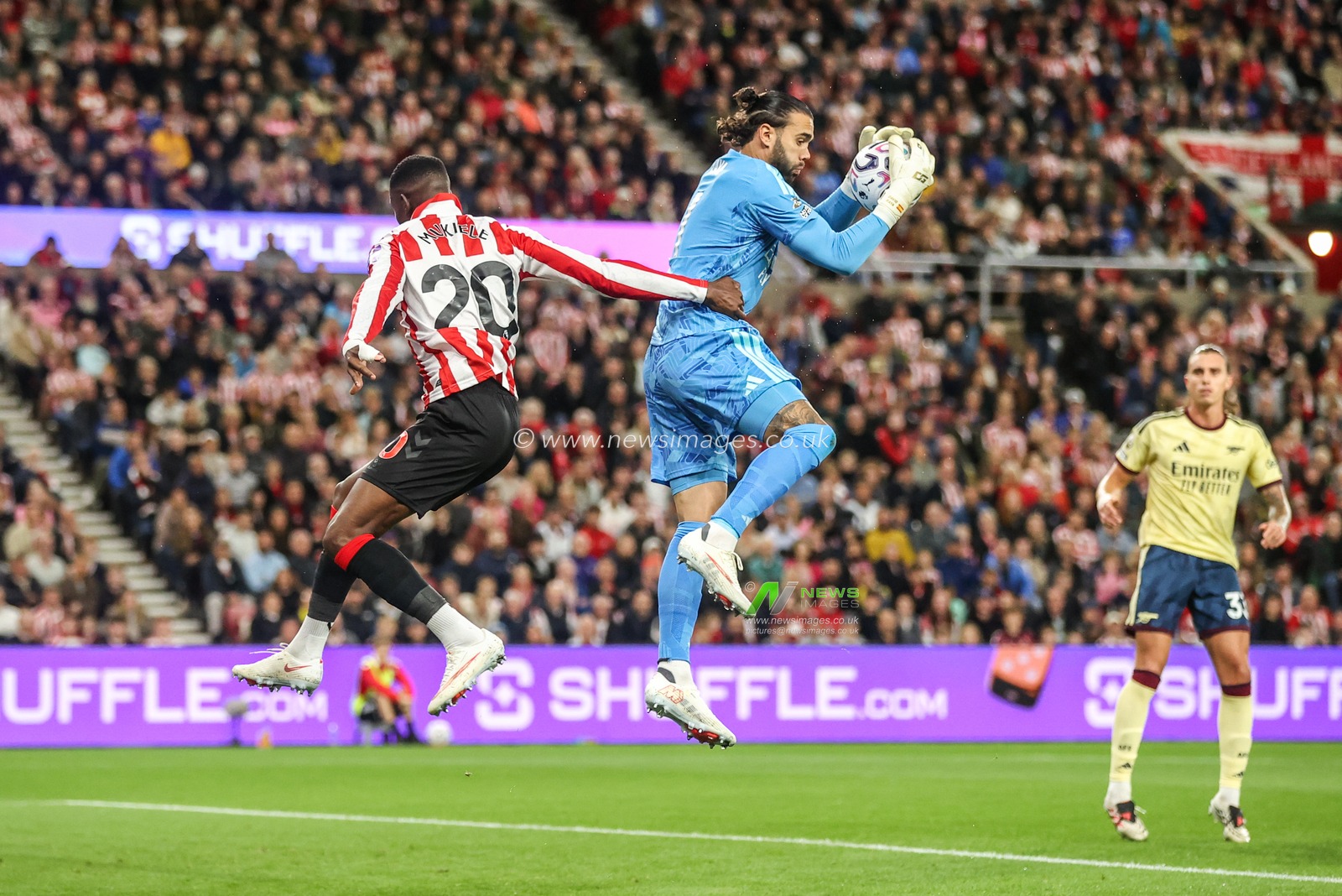 Arsenal goalkeeper David Raya jumps up to win the high ball from Nordi Mukiele of Sunderland during the Premier League match Sunderland vs Arsenal at Stadium Of Light, Sunderland, United Kingdom on 12 September 2026

(Photo by Alfie Cosgrove/News Images)