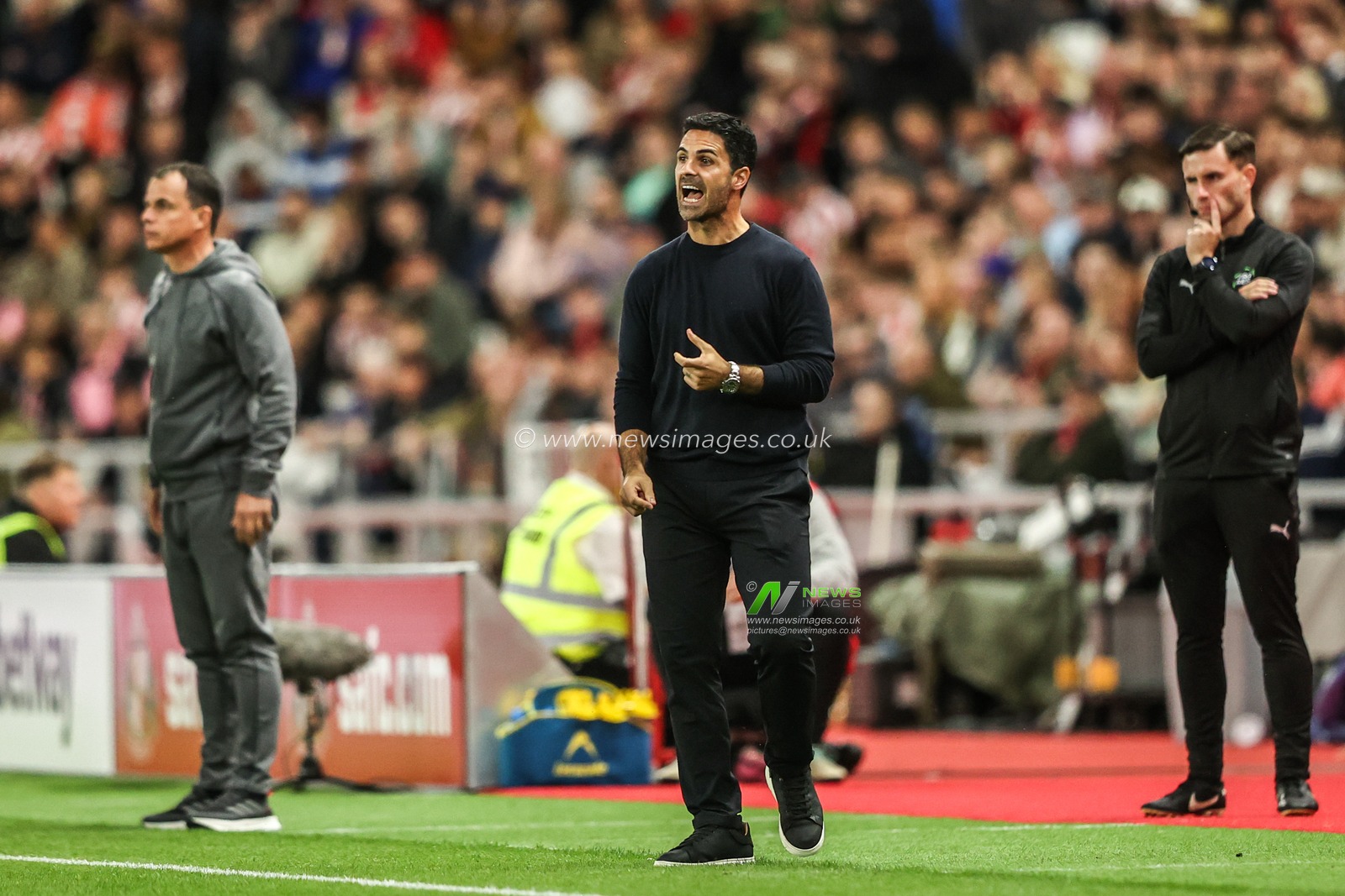 Mikel Arteta manager of Arsenal gives his team instructions during the Premier League match Sunderland vs Arsenal at Stadium Of Light, Sunderland, United Kingdom on 12 September 2026

(Photo by Alfie Cosgrove/News Images)