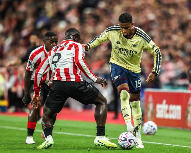 Brian Brobbey of Sunderland and Ezri Konsa of Arsenal battle for the ball during the Premier League match Sunderland vs Arsenal at Stadium Of Light, Sunderland, United Kingdom on 12 September 2026

(Photo by Alfie Cosgrove/News Images)