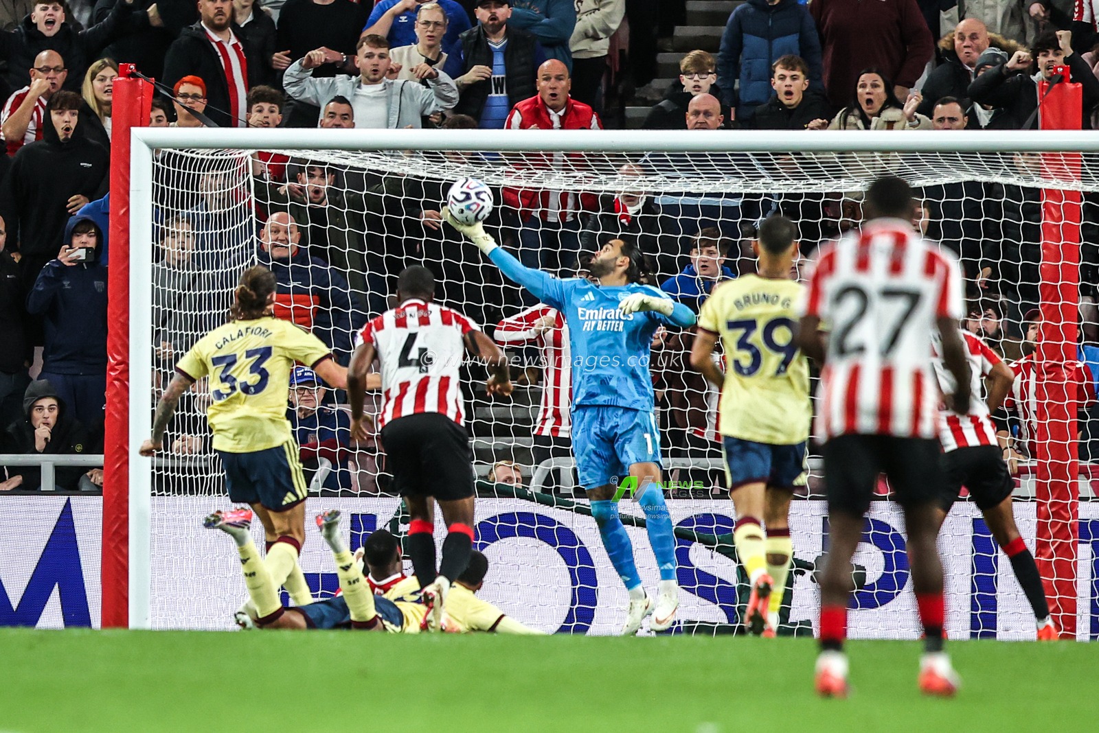Arsenal goalkeeper David Raya makes a save during the Premier League match Sunderland vs Arsenal at Stadium Of Light, Sunderland, United Kingdom on 12 September 2026

(Photo by Alfie Cosgrove/News Images)