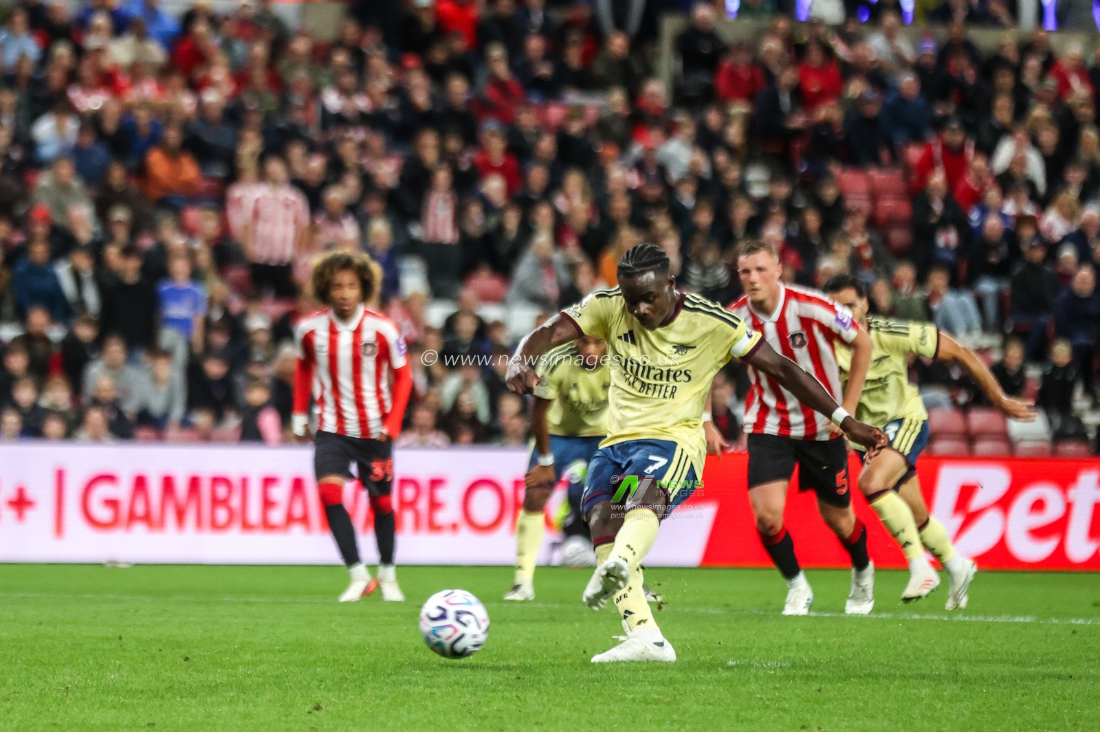 Bukayo Saka of Arsenal scores a penalty to make it 0-2 during the Premier League match Sunderland vs Arsenal at Stadium Of Light, Sunderland, United Kingdom on 12 September 2026

(Photo by Alfie Cosgrove/News Images)