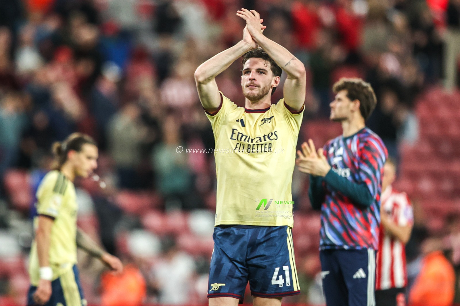 Declan Rice of Arsenal applauds the fans after the game during the Premier League match Sunderland vs Arsenal at Stadium Of Light, Sunderland, United Kingdom on 12 September 2026

(Photo by Alfie Cosgrove/News Images)
