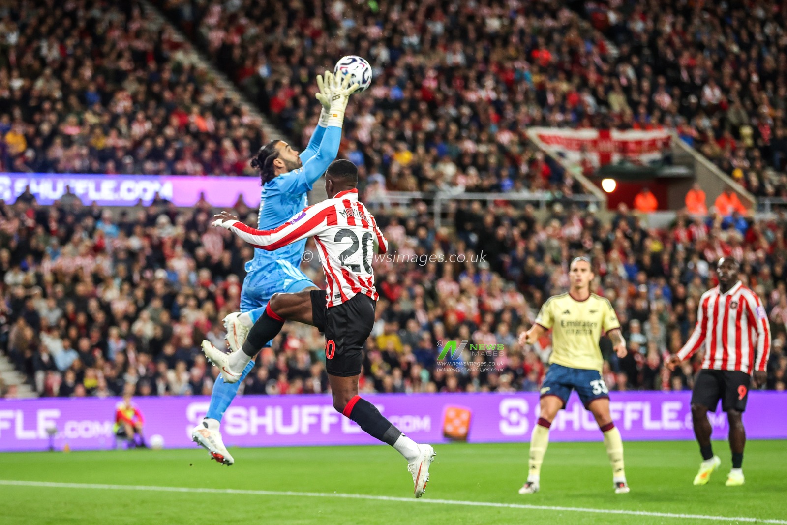 Arsenal goalkeeper David Raya and Nordi Mukiele of Sunderland battle for the ball during the Premier League match Sunderland vs Arsenal at Stadium Of Light, Sunderland, United Kingdom on 12 September 2026

(Photo by Alfie Cosgrove/News Images)