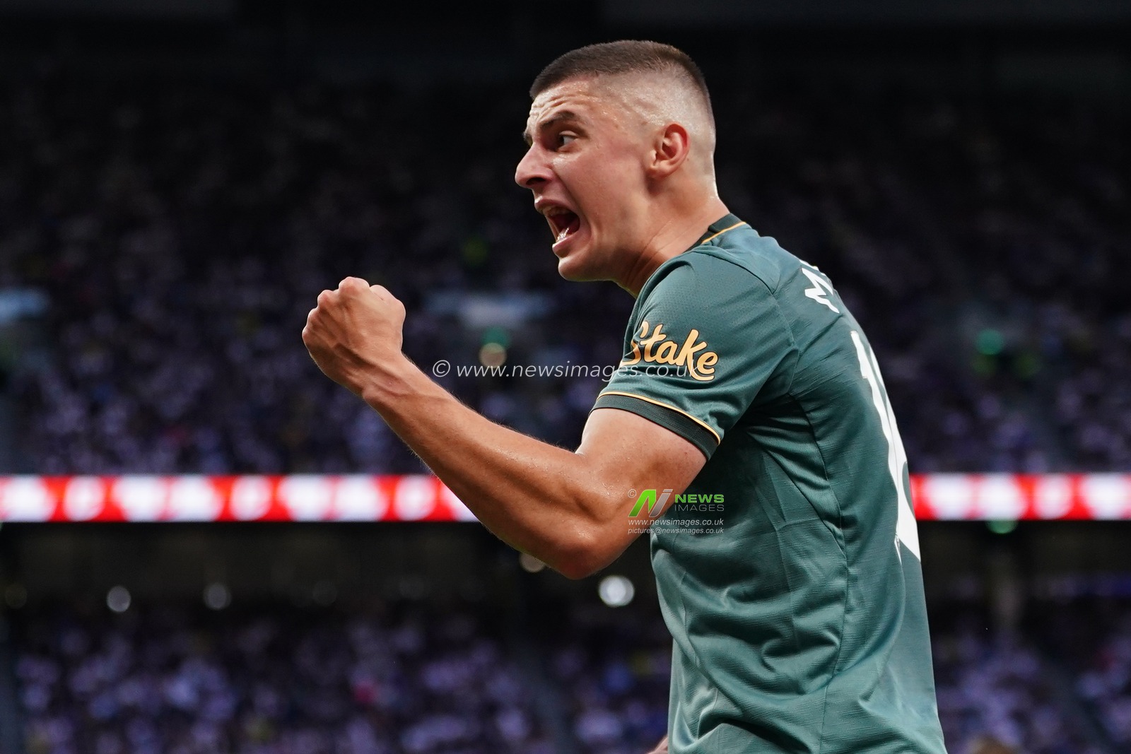 Vitaliy Mykolenko of Everton celebrates winning goal kick during the Premier League match Tottenham Hotspur vs Everton at Tottenham Hotspur Stadium, London, United Kingdom on 12 September 2026

(Photo by Harvey Murphy/News Images)